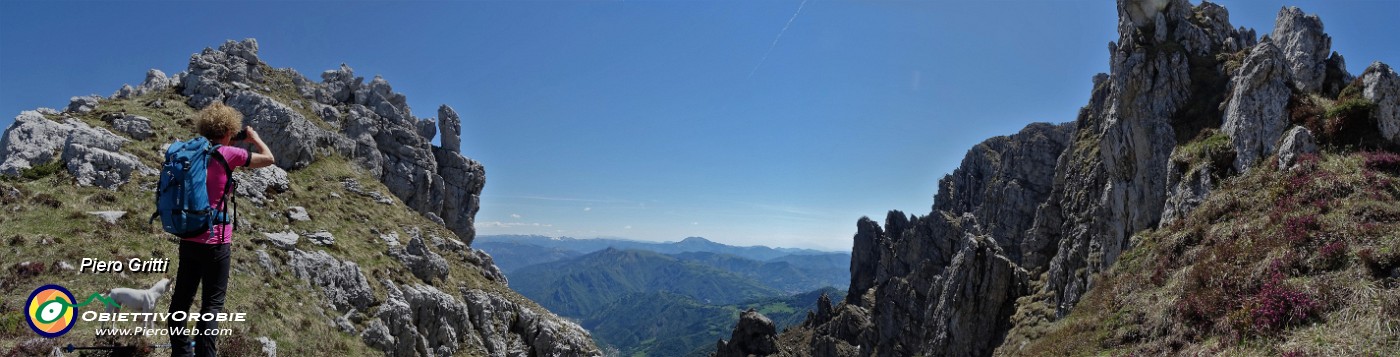 44 Canalone discendente in Val del Riso  tra torrioni, pinnacoli, guglie .jpg